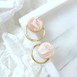 5/25💰NWT HANDMADE Earrings Marble pink gold studs